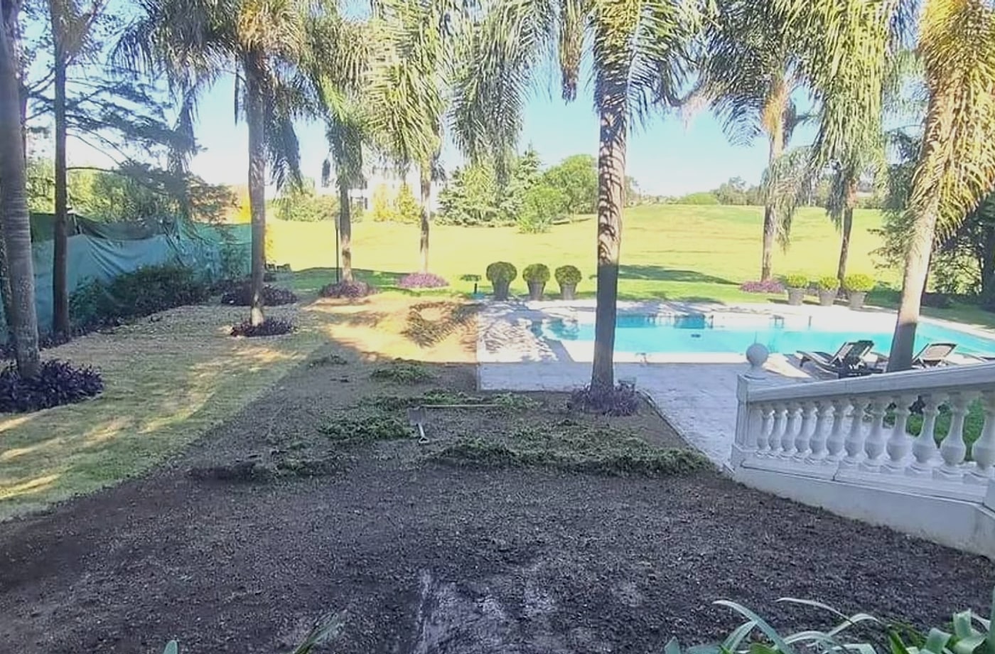 Jardín antes de instalar césped, con terreno preparado