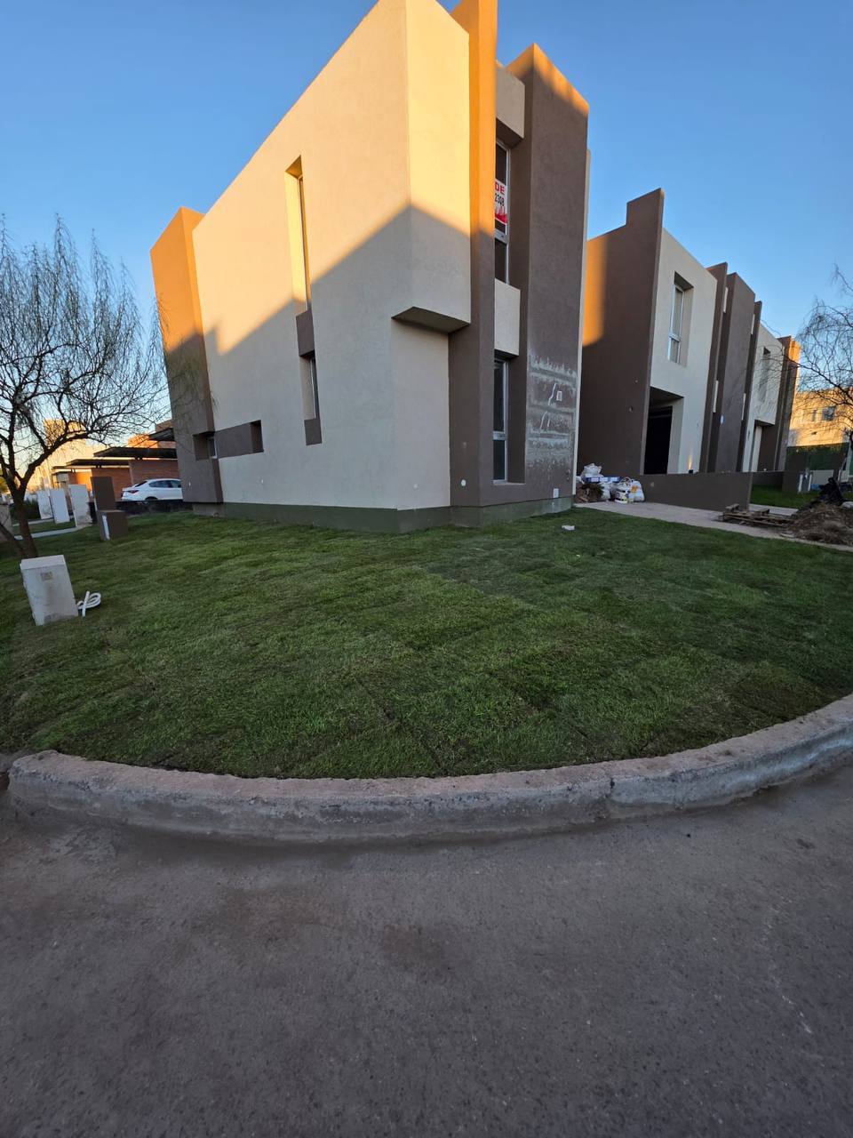 Césped recién instalado en el frente de una vivienda