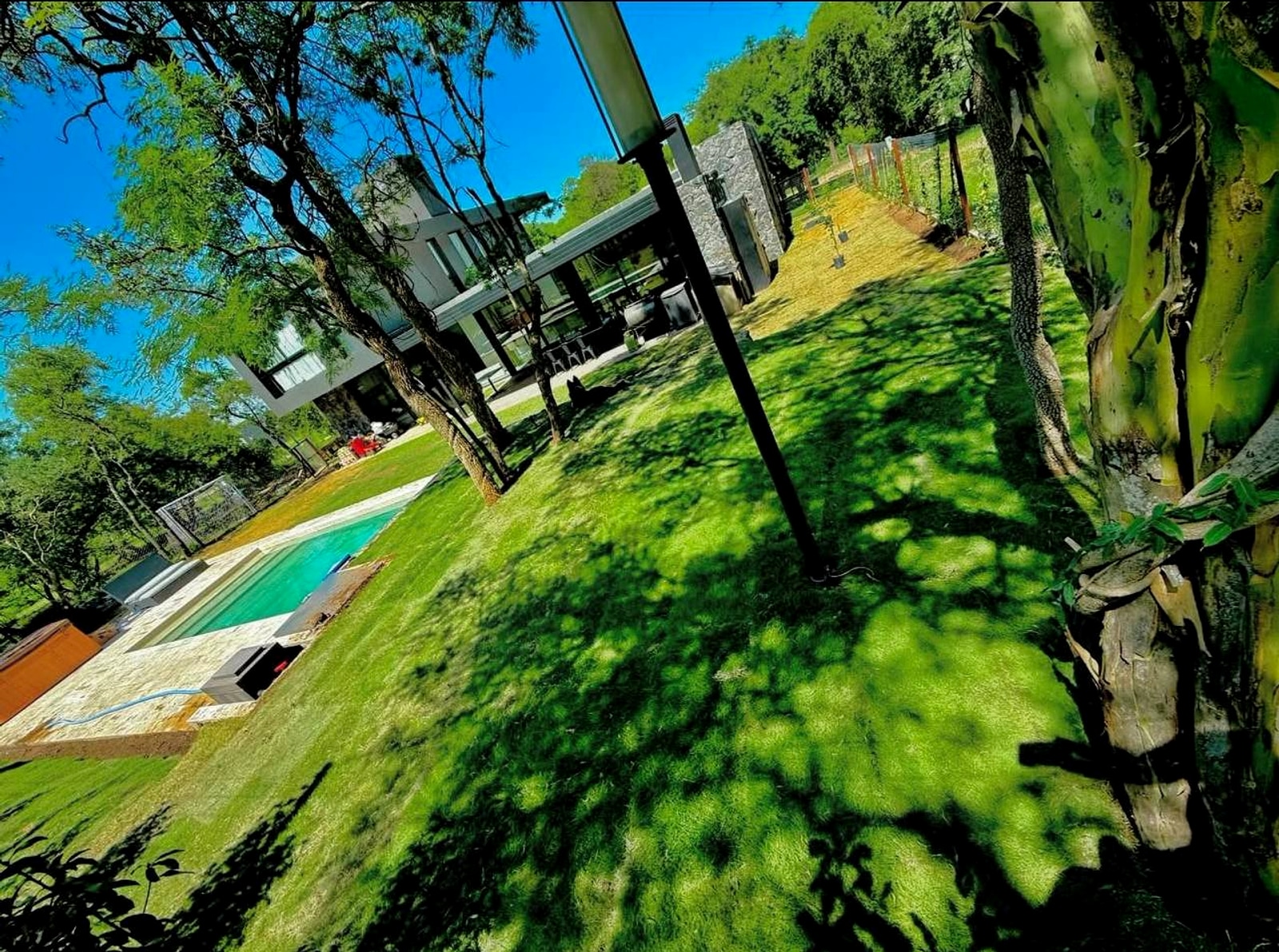 Césped instalado y jardín prolijo
