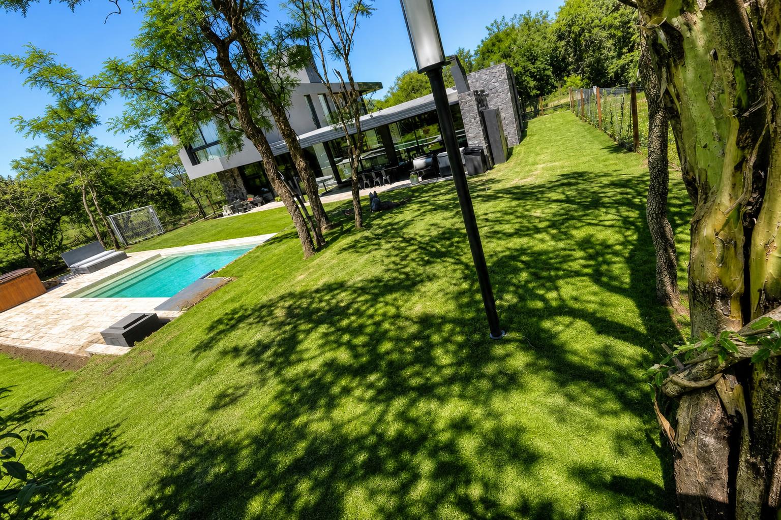 Jardín premium con palmeras, pileta y parquización